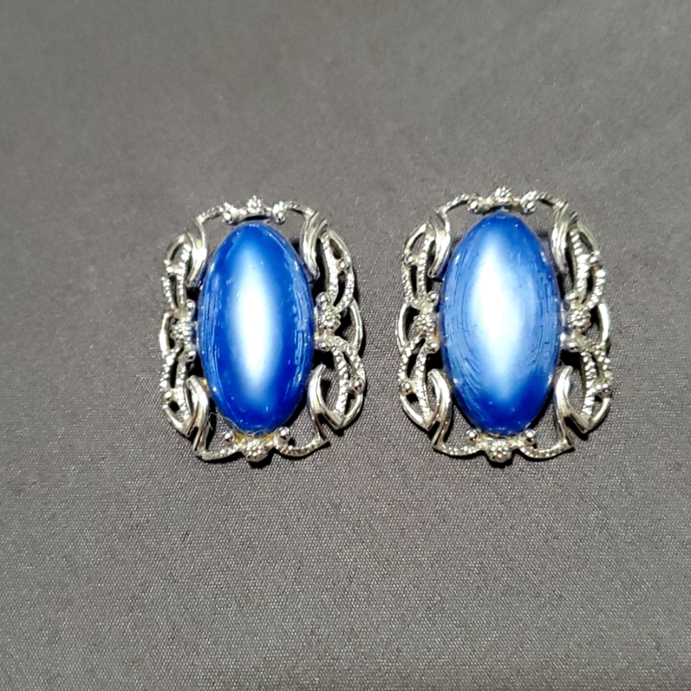Estate - Silver Tone - Vintage Designer Clip On Earrings - Item 507